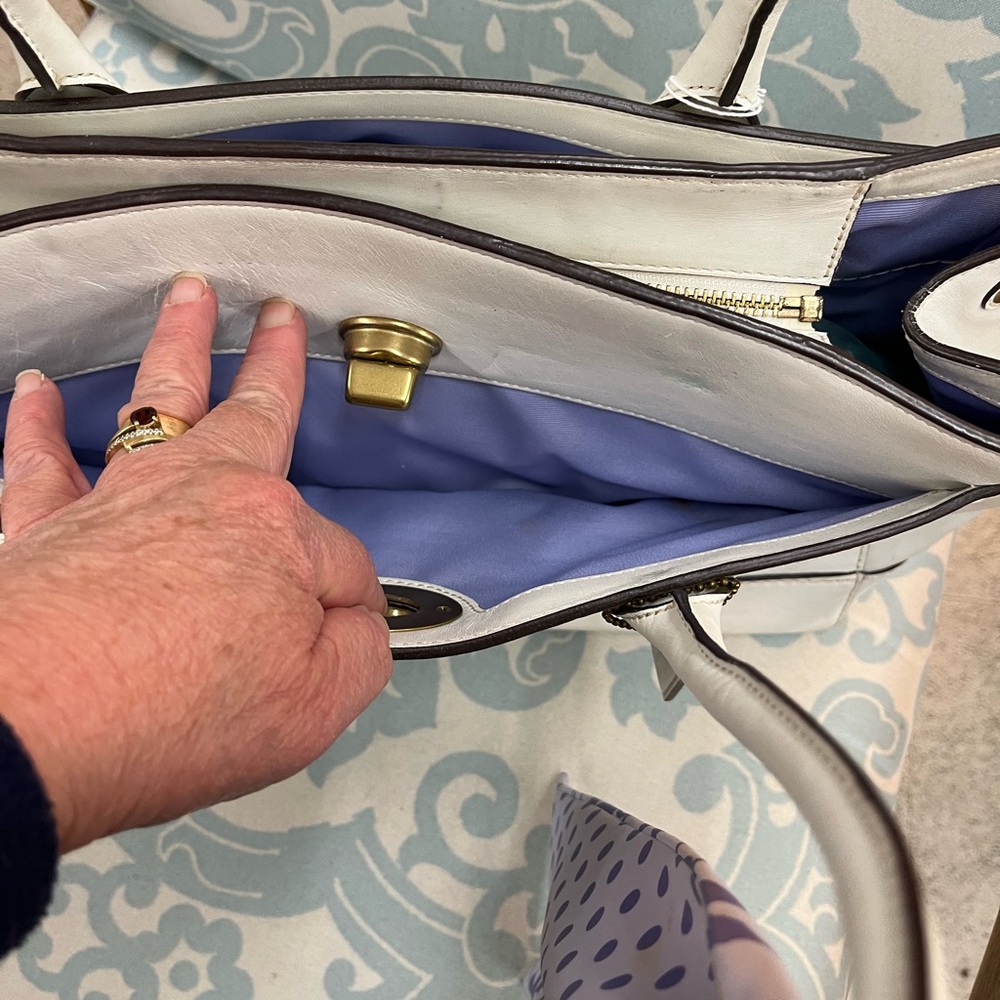 White Coach Leather Shoulder Bag with Gold Clasp - Picture 2 of 13